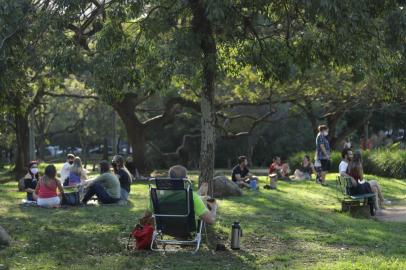  19/07/2020 - PORTO ALEGRE, RS, BRASIL - Ambiental em parques da cidade em domingo ensolarado. NA FOTO: Parcão (Parque Moinhos de Vento)Indexador: ISADORA NEUMANN<!-- NICAID(14548751) -->