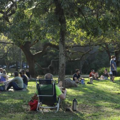  19/07/2020 - PORTO ALEGRE, RS, BRASIL - Ambiental em parques da cidade em domingo ensolarado. NA FOTO: Parcão (Parque Moinhos de Vento)Indexador: ISADORA NEUMANN<!-- NICAID(14548751) -->