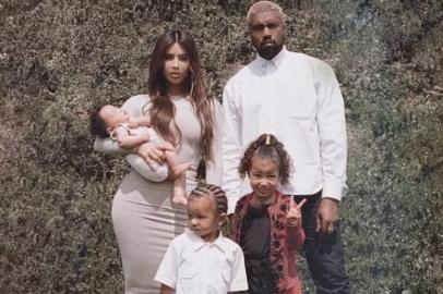 Família Kardashian-West: Kim Kardashian , Kanye West , North , Saint e Chicago (no colo)<!-- NICAID(13901231) -->