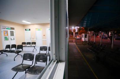 A Unidade de Pronto Atendimento (UPA) Moacyr Scliar, na zona norte de Porto Alegre, opera com restrições na manhã desta segunda-feira (20). Apenas pacientes com sintomas que demandem internação urgente são atendidos.De acordo com a gerente da UPA, Jaqueline César Rocha, pacientes com situação classificada como ¿verde¿, ou seja, sem emergência, são orientados a procurar outros locais.O crescimento exponencial de pessoas com sintomas de covid-19 preocupa a profissional de saúde: desde maio, quando o anexo específico para a doença foi inaugurado, as ocorrências aumentaram 400%.<!-- NICAID(14548899) -->