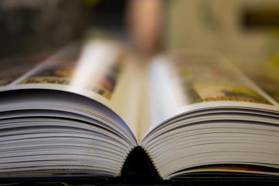  PORTO ALEGRE, RS, BRASIL, 15-10-2016. Feira de editores independentes na Galeria Hipotética. (FOTO: ANDERSON FETTER/AGÊNCIA RBS)Indexador: Anderson Fetter<!-- NICAID(12504005) -->