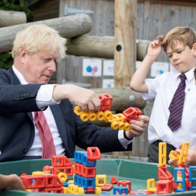  Britains Prime Minister Boris Johnson reacts during his visit to The Discovery School in Kings Hill, south east England on July 20, 2020. (Photo by JEREMY SELWYN / POOL / AFP)Editoria: POLLocal: Kings HillIndexador: JEREMY SELWYNSecao: schoolFonte: POOLFotógrafo: STR<!-- NICAID(14548970) -->