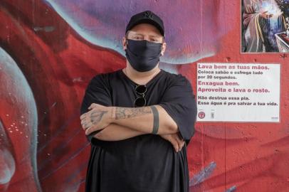 PORTO ALEGRE, RS, BRASIL - 2020.04.29 - Avanço das pias portateis para moradores de rua em Porto Alegre. Júlio Ritta junto com grupo de voluntá¡rios instalou pias para que moradores de rua lavem as mãos. Na foto: Júlio Ritta e Sandra Britto da Silva, embaixo do viaduto da Conceição (Foto: ANDRÉ ÁVILA/ Agencia RBS)Indexador: Andre Avila<!-- NICAID(14488471) -->