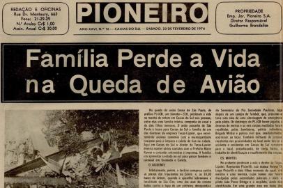 Acidente envolvendo o avião Cessna-310, bimotor, do Táxi Aéreo São Paulo, seis lugares, prefixo PT-JCB, que, depois de bater e decepar a copa de um pinheiro, espatifou-se contra o solo, a uns 50 metros de distância, no bairro São Ciro. Entre as ferragens do aparelho, ficaram os corpos esmagados dos passageiros Raymundo Piccirili, sua esposa Helena Piccirili, sua filha Sueli, de nove anos, do piloto João Perez de Ortega e do co-piloto, cuja identidade ainda não havia sido apurada quando fechamos esta edição, antecipada para o entardecer de sexta-feira. Pereceu também o menino Alberto, com seis anos, filho do casal Piccirili, o qual foi cuspido fora do aparelho, juntamente corn sua poltrona, no momento do choque. Na foto, a capa do Pioneiro de 23 de fevereiro de 1974<!-- NICAID(14549097) -->