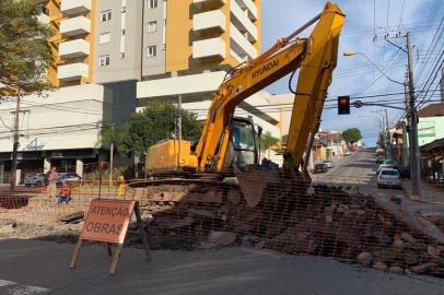 Obras bloqueiam Rua Tronca no cruzamento com a Rua Marechal Floriano, em Caxias<!-- NICAID(14549648) -->