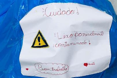 Uma menina de 10 anos com suspeita de coronavírus  decidiu escrever um recado no saco de  lixo como forma de alertar os garis que fossem manusear o material. Moradora de São José, cidade próxima à Florianópolis, Santa Catarina, Renata Gaspar Kunh contou com a ajuda da mãe para colar o aviso e, assim, evitar possível contaminação dos profissionais por meio do material descartado. O gesto viralizou nas redes sociais.OBS.: a mãe cedeu a foto para Maria Rita Horn por facebook<!-- NICAID(14549666) -->