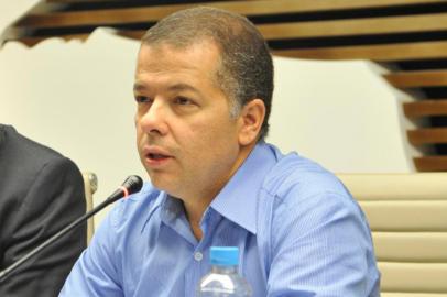 SAO PAULO, 12 DE MARCO de 2013, CJE recebe Jose Seripieri Junior para palestra. Na mesa, da esquerda para direita,  Bruno Ghizoni, Massami Uyeda, Darino Moreira, o palestrante, Sylvio Gomide, Raul Cutais, Nathalia Brito, Eduardo Giacomazzi e Lucia Dal'mas. (FOTO: JULIA MORAES)<!-- NICAID(14549701) -->