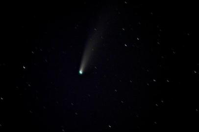  This long-exposure picture taken late on July 20, 2020, shows a view of the Comet NEOWISE (C/2020 F3) in the sky near Chinon, central France. - The Comet C/2020 F3 was discovered March 27, 2020, by NEOWISE, the Near Earth Object Wide-field Infrared Survey Explorer, which is a space telescope launched by NASA in 2009. (Photo by GUILLAUME SOUVANT / AFP)Editoria: SCILocal: ChinonIndexador: GUILLAUME SOUVANTSecao: space programmeFonte: AFPFotógrafo: STR<!-- NICAID(14549791) -->