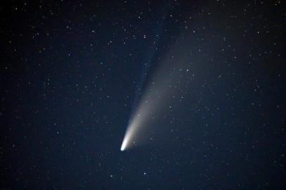  The Comet NEOWISE or C/2020 F3, with its two tails visible, is seen in the sky above Goldfield, Nevada on July 18, 2020. - The Comet C/2020 F3 was discovered March 27, 2020, by NEOWISE, the Near Earth Object Wide-field Infrared Survey Explorer, which is a space telescope launched by NASA in 2009. (Photo by David Becker / AFP)Editoria: SCILocal: GoldfieldIndexador: DAVID BECKERSecao: space programmeFonte: AFPFotógrafo: STR<!-- NICAID(14548501) -->