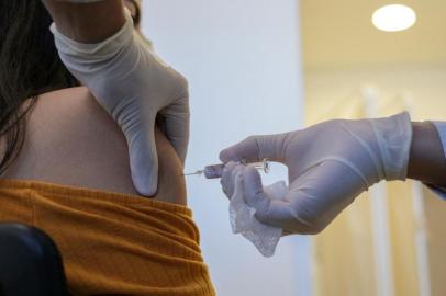  ***FOTO EM BAIXA RESOLUÇÃO***Governador do Estado de São Paulo, João Doria, acompanha aplicação da primeira dose da vacina Coronovac no Hospital das Clínicas de São Paulo.Local: São Paulo/SP. Data: 21/07/2020. Foto: Governo do Estado de São Paulo<!-- NICAID(14550031) -->