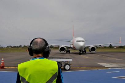  CAXIAS DO SUL, RS, BRASIL, 14/02/2020O senhor Carlos, visita todos os dias o Aeroporto Regional Hugo Cantergiani.(Lucas Amorelli/Agência RBS)<!-- NICAID(14419530) -->