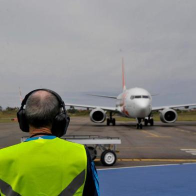  CAXIAS DO SUL, RS, BRASIL, 14/02/2020O senhor Carlos, visita todos os dias o Aeroporto Regional Hugo Cantergiani.(Lucas Amorelli/Agência RBS)<!-- NICAID(14419530) -->