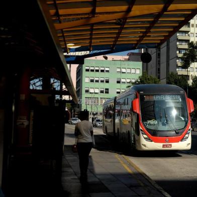  CAXIAS DO SUL, RS, BRASIL, 17/03/2020Transporte público vazio nesta manhã na cidade. Ponto praça da catedral(Lucas Amorelli/Agência RBS)<!-- NICAID(14453679) -->