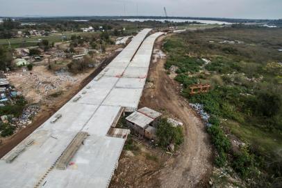  PORTO ALEGRE, RS, BRASIL - 2020.07.21 - Nova ponte desvia de casa que será demolida para sequência da construção. (Foto: ANDRÉ ÁVILA/ Agência RBS)<!-- NICAID(14549859) -->