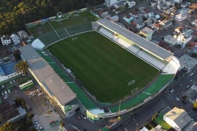  CAXIAS DO SUL, RS, BRASIL, 15/07/2020. Vistas aéreas do estádio Alfredo Jaconi. O estádio será palco do clássico Ca-Ju, SER Caxias x Juventude, válido pelo retorno do campeonato Gaúcho 2020. A Taça Francisco Novelletto Neto (2º turno) da competição foi interrompida, em 16 de março, devido a pandemia do Covid-19 (coronavírus). (Porthus Junior/Agência RBS)<!-- NICAID(14547335) -->