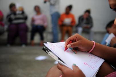  CAXIAS DO SUL, RS, BRASIL 10/08/2017Projeto Escritor na Comunidade, da Secretaria Municipal de Cultura, levou a escritora Natalia Borges Polesso até a Penitenciária Industrial de Caxias do Sul (PICS) para fazer uma oficina de leitura com apenadas. (Felipe Nyland/Agência RBS)<!-- NICAID(13082899) -->