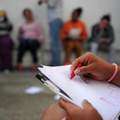  CAXIAS DO SUL, RS, BRASIL 10/08/2017Projeto Escritor na Comunidade, da Secretaria Municipal de Cultura, levou a escritora Natalia Borges Polesso até a Penitenciária Industrial de Caxias do Sul (PICS) para fazer uma oficina de leitura com apenadas. (Felipe Nyland/Agência RBS)<!-- NICAID(13082899) -->