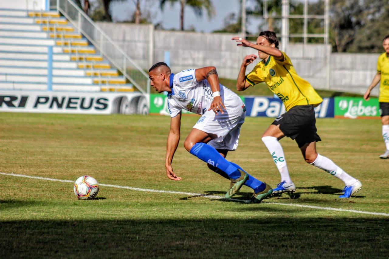 De volta ao time titular após dois meses, Angulo busca recomeço no