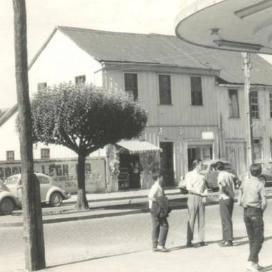 A fachada da Marmoraria Cia (ao fundo), na Av. Júlio, por volta de 1960, com os passantes conferindo os filmes em cartaz no Cine Real. Negócio fundado por Henrique Cia em 1912. Comandado posteriormente pelo filho Leon Cia.<!-- NICAID(14550858) -->