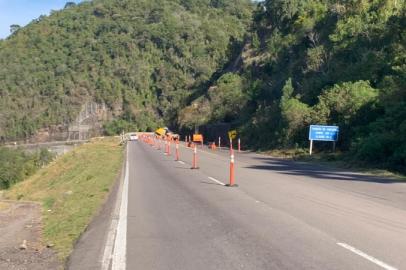 Um ano e dois meses após deslizamento, começa a remoção de pedras na Rota do Sol em Itati