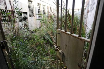  GUAIBA,RS,BRASIL.22,07,2020.Abandono das obras da Penitenciária Masculina de Guaíba, As obras na penitenciária estão abandonadas há três anos. O governo do Estado vem tentando contratar nova empresa para terminar as obras mas não está conseguindo. Enquanto isso, o investimento de R$ 10 milhões feito até agora está sofrendo com os efeitos do tempo e do abandono,obra esta com muitas infiltrações,corrosões em estado total de deterioração,em ferragens e concretos.(RONALDO BERNARDI/AGENCIA RBS).<!-- NICAID(14550673) -->