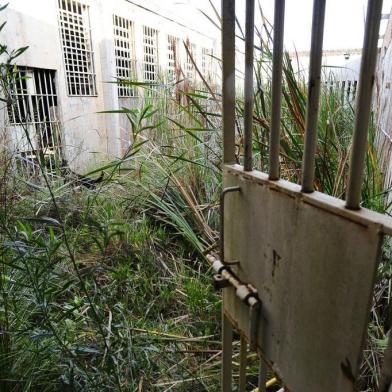  GUAIBA,RS,BRASIL.22,07,2020.Abandono das obras da Penitenciária Masculina de Guaíba, As obras na penitenciária estão abandonadas há três anos. O governo do Estado vem tentando contratar nova empresa para terminar as obras mas não está conseguindo. Enquanto isso, o investimento de R$ 10 milhões feito até agora está sofrendo com os efeitos do tempo e do abandono,obra esta com muitas infiltrações,corrosões em estado total de deterioração,em ferragens e concretos.(RONALDO BERNARDI/AGENCIA RBS).<!-- NICAID(14550673) -->