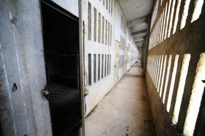  GUAIBA,RS,BRASIL.22,07,2020.Abandono das obras da Penitenciária Masculina de Guaíba, As obras na penitenciária estão abandonadas há três anos. O governo do Estado vem tentando contratar nova empresa para terminar as obras mas não está conseguindo. Enquanto isso, o investimento de R$ 10 milhões feito até agora está sofrendo com os efeitos do tempo e do abandono,obra esta com muitas infiltrações,corrosões em estado total de deterioração,em ferragens e concretos.(RONALDO BERNARDI/AGENCIA RBS).<!-- NICAID(14550584) -->