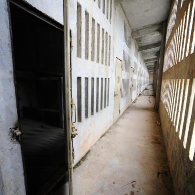  GUAIBA,RS,BRASIL.22,07,2020.Abandono das obras da Penitenciária Masculina de Guaíba, As obras na penitenciária estão abandonadas há três anos. O governo do Estado vem tentando contratar nova empresa para terminar as obras mas não está conseguindo. Enquanto isso, o investimento de R$ 10 milhões feito até agora está sofrendo com os efeitos do tempo e do abandono,obra esta com muitas infiltrações,corrosões em estado total de deterioração,em ferragens e concretos.(RONALDO BERNARDI/AGENCIA RBS).<!-- NICAID(14550584) -->