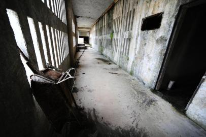  GUAIBA,RS,BRASIL.22,07,2020.Abandono das obras da Penitenciária Masculina de Guaíba, As obras na penitenciária estão abandonadas há três anos. O governo do Estado vem tentando contratar nova empresa para terminar as obras mas não está conseguindo. Enquanto isso, o investimento de R$ 10 milhões feito até agora está sofrendo com os efeitos do tempo e do abandono,obra esta com muitas infiltrações,corrosões em estado total de deterioração,em ferragens e concretos.(RONALDO BERNARDI/AGENCIA RBS).<!-- NICAID(14550570) -->