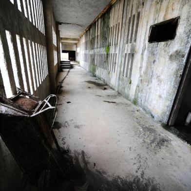  GUAIBA,RS,BRASIL.22,07,2020.Abandono das obras da Penitenciária Masculina de Guaíba, As obras na penitenciária estão abandonadas há três anos. O governo do Estado vem tentando contratar nova empresa para terminar as obras mas não está conseguindo. Enquanto isso, o investimento de R$ 10 milhões feito até agora está sofrendo com os efeitos do tempo e do abandono,obra esta com muitas infiltrações,corrosões em estado total de deterioração,em ferragens e concretos.(RONALDO BERNARDI/AGENCIA RBS).<!-- NICAID(14550570) -->