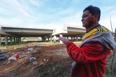  PORTO ALEGRE, RS, BRASIL, 23/07/2020- Jonas Alves do Amarante, 64 anos, morador de casa no meio da nova ponte do Guaíba permanece no local, mesmo após ter parte da construção demolida. Foto:   Lauro Alves /Agencia RBS<!-- NICAID(14551785) -->