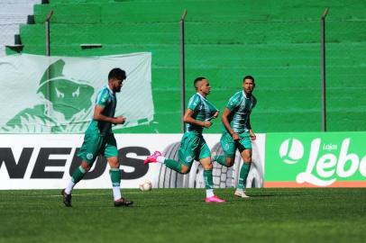  CAXIAS DO SUL, RS, BRASIL, 23/07/2020. Juventude x Caxias, clássico Ca-Ju, jogo válido pela quarta rodada da Taça Francisco Novelletto Neto, segundo turno do Campeonato Gaúcho (Gauchão 2020). Realizado no estádio Alfredo Jaconi. O campeonato retorna após quatro meses parado devido a pandemia do coronavírus. (Porthus Junior/Agência RBS)<!-- NICAID(14551733) -->