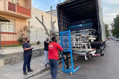 Para auxiliar no combate à pandemia de coronavírus, o Hospital Moinhos de Vento (HMV) está doando móveis e equipamentos para outros três hospitais gaúchos. As instituições beneficiadas são: o Hospital Centenário, de São Leopoldo, o Hospital de Caridade de Canguçu e o Hospital Porto Alegre<!-- NICAID(14551947) -->