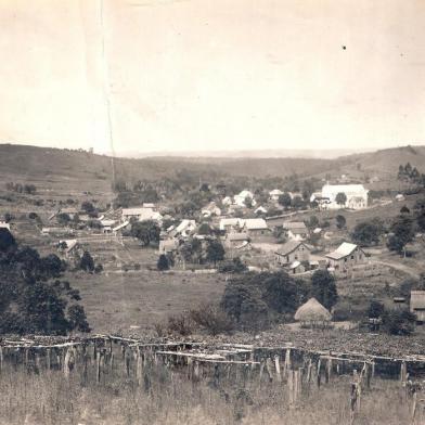  A bucólica Paraí em meados da década de 1940, quando a população bateu panela e fez até promessa para conter a fúria dos gafanhotos. Nuvem de gafanhotos emParaí em 1947<!-- NICAID(14552040) -->