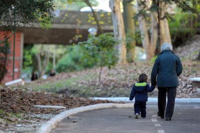  Qual o papel dos avós nos dias de hoje? Os avós ajudam a educar ou deseducar os netos? Que tipo de relação é ideal entre avô, pais e netos?Cases: Alzerina Correa da Silva, 78 anos e Miguel, 2 anos. (FOTO RONALD MENDES/AGENCIA RBS)<!-- NICAID(10593855) -->