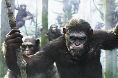 Planeta dos Macacos: O ConfrontoQuinze anos após a conquista da liberdade, César (Andy Serkis) e os demais macacos vivem em paz na floresta próxima a San Francisco. Lá eles desenvolveram uma comunidade própria, baseada no apoio mútuo, para que possam se manter. Enquanto isso, os humanos enfrentam uma das maiores epidemias de todos os tempos, causada por um vírus criado em laboratório, chamado vírus símio. Diante disto, um grupo de sobreviventes liderado por Dreyfus (Gary Oldman) deseja atacar os macacos para usá-los como cobaias na busca por uma vacina. Só que Malcolm (Jason Clarke), que conhece bem como os macacos vivem por ter conquistado a confiança de César, deseja impedir que o confronto aconteça.<!-- NICAID(10673877) -->