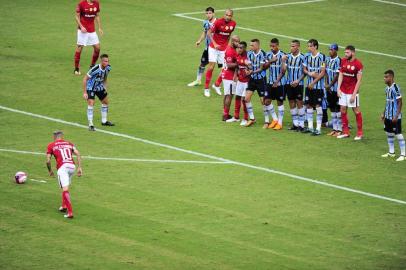  PORTO ALEGRE, RS, BRASIL, 18/03/2018: Grêmio vence o Inter por 3 a 0 na Arena. Na foto:  dalessandro cobra falta<!-- NICAID(13461524) -->