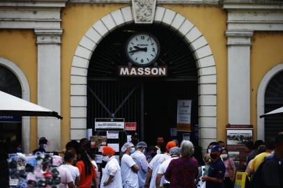  PORTO ALEGRE, RS, BRASIL, 24-07-2020: Mercado Público continua fechado devido à pandemia do Corona Vírus, e permissionários estão sem desconto nos aluguéis. Bancas operam no modo delivery e takeaway, com vários funcionários nos portões centrais atendendo o público (FOTO FÉLIX ZUCCO/AGÊNCIA RBS, Editoria de Porto Alegre).<!-- NICAID(14552634) -->