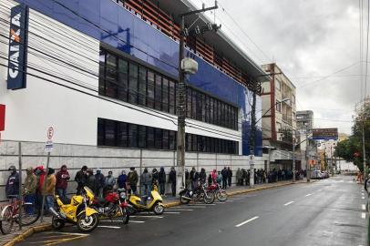 Mais de 150 pessoas vão à agência da Caixa de Canoas, na Região Metropoilitana, para sacar auxilios do governo neste sábado. Foto da esquina da Rua 15 de Janeiro com a Fioravante Milanez.<!-- NICAID(14553429) -->