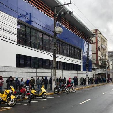 Mais de 150 pessoas vão à agência da Caixa de Canoas, na Região Metropoilitana, para sacar auxilios do governo neste sábado. Foto da esquina da Rua 15 de Janeiro com a Fioravante Milanez.<!-- NICAID(14553429) -->