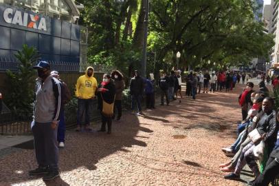 Agência da Caixa, no Centro, registra longa fila de espera para saque de auxílio emergencial<!-- NICAID(14553504) -->