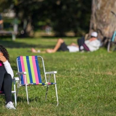 Fotos do movimento no Parque Marinha do Brasil. Imagens capturadas entre 14:30 e 15:45. Dia de sol em Porto Alegre. Foto: Jefferson Botega/Agência RBS<!-- NICAID(14553802) -->