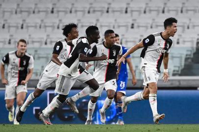  Juventus Portuguese forward Cristiano Ronaldo (R) celebrates after scoring during the Italian Serie A football match between Juventus and Sampdoria played behind closed doors at the Allianz Stadium in Turin on July 26, 2020. (Photo by MARCO BERTORELLO / AFP)Editoria: SPOLocal: TurinIndexador: MARCO BERTORELLOSecao: soccerFonte: AFPFotógrafo: STF<!-- NICAID(14553885) -->