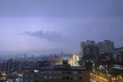 Segunda-feira amanhece com chuva em Porto Alegre