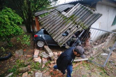 Carro invade pátio e bate em casa na avenida Bento Gonçalves, em Porto Alegre<!-- NICAID(14554059) -->