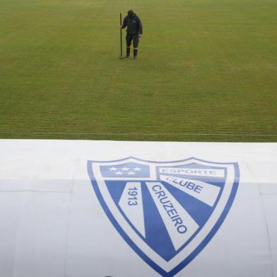  CACHEIRINHA, RS, BRASIL, 27/07/2020 - Estádio Arena do Cruzeiro, em Cachoeirinha, deve ser o local do próximo jogo do Inter pelo Gauchão 2020. Na foto-Jonas Jost há 07 anos cuida do gramado Foto: Jefferson Botega / Agencia RBS<!-- NICAID(14554107) -->