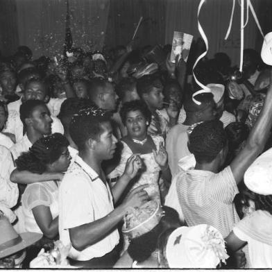 Baile de Carnaval na Sociedade Recreativa e Cultural Gaúcho em 1958. Bailes clássicos no Clube Gaúcho.<!-- NICAID(11183024) -->