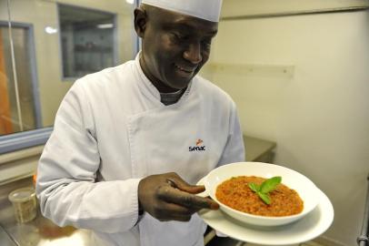  PORTO ALEGRE, RS, BRASIL 28/07/2016 - Chef de cozinha, Mamadou Sène, mostra como preparar molho e extrato de tomate caseiros. (FOTO: RONALDO BERNARDI/AGÊNCIA RBS).<!-- NICAID(12346468) -->