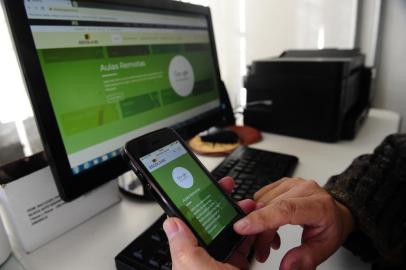  CAXIAS DO SUL, RS, BRASIL, 03/06/2020. Começa implantação das Aulas Remotas na Rede Estadual de Ensino. Professores e alunos serão capacitados para uso da plataforma Google Classroom. Escola Estadual Cristóvão de Mendoza é um dos beneficiados. (Porthus Junior/Agência RBS)<!-- NICAID(14514447) -->