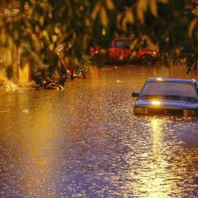 Chuva causa alagamentos em Porto Alegre